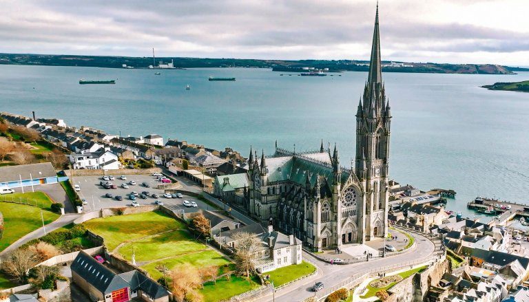 cathedral-and-colored-houses-in-cobh